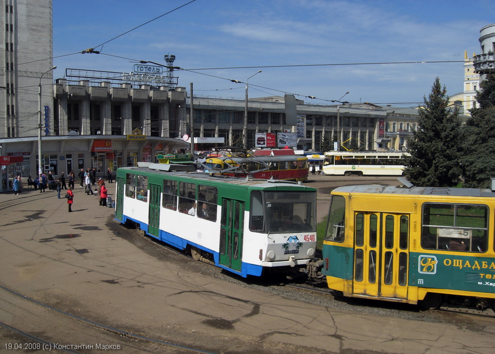 Tatra-T6B5 #4548 в составе СМЕ #4547-4548 5-го маршрута на конечной станции "Южный вокзал"
