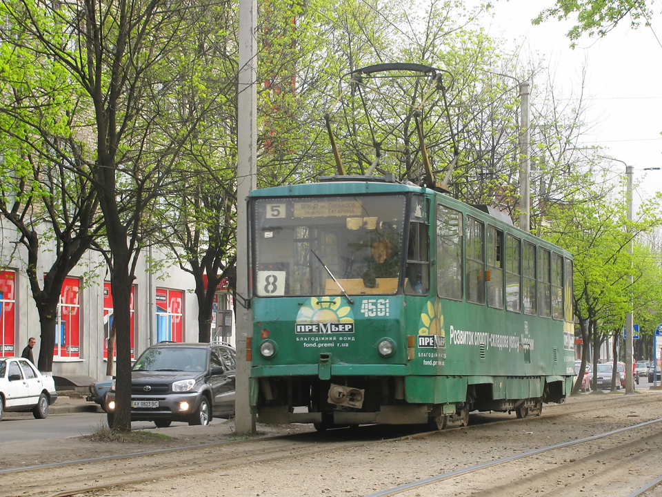Tatra-T6B5 #4561 8-го маршрута на площади Восстания возле Конного рынка