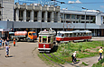 Вагон типа "Х" #100 и Tatra-T3SU #402 20-го маршрута на конечной станции "Южный вокзал"