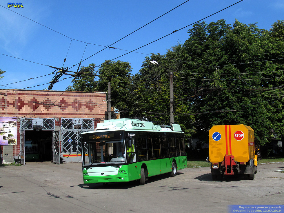 Богдан-Т70117 #2602 в Троллейбусном депо №2 возле производственного корпуса