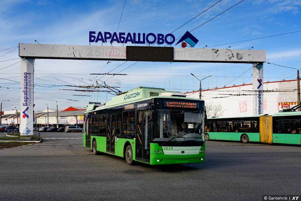 Богдан-Т70117 #2610 35-го маршрута на улице Александра Подольского пересекает улицу Академика Павлова
