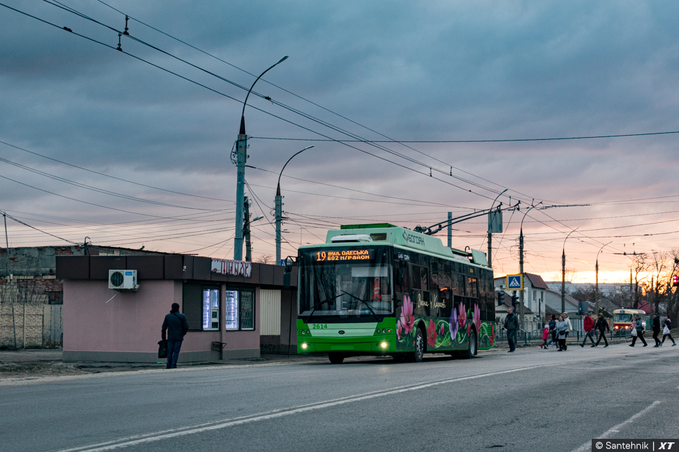 Богдан-Т70117 #2614 19-го маршрута на проспекте Байрона возле улицы Морозова