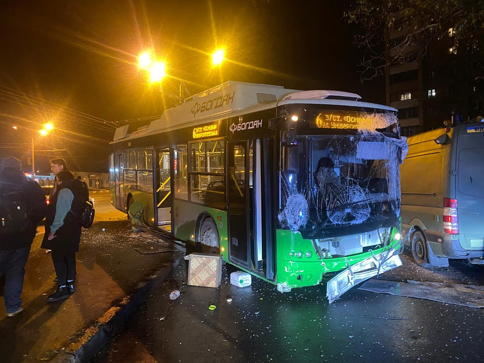 Последствия ДТП с участием троллейбуса Богдан-Т70117 #2615 6-го маршрута на Аэрокосмическом проспекте в районе улицы Дмитрия Коцюбайло