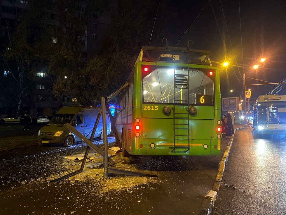 Последствия ДТП с участием троллейбуса Богдан-Т70117 #2615 6-го маршрута на Аэрокосмическом проспекте в районе улицы Дмитрия Коцюбайло