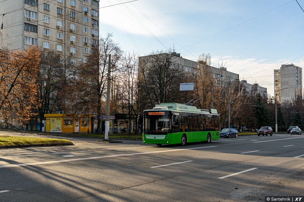 Богдан-Т70117 #2625 35-го маршрута на Юбилейном проспекте в районе улицы Гвардейцев-Широнинцев