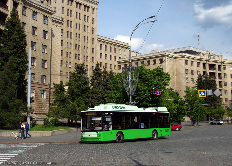 Богдан-Т70117 #2639 18-го маршрута на площади Свободы