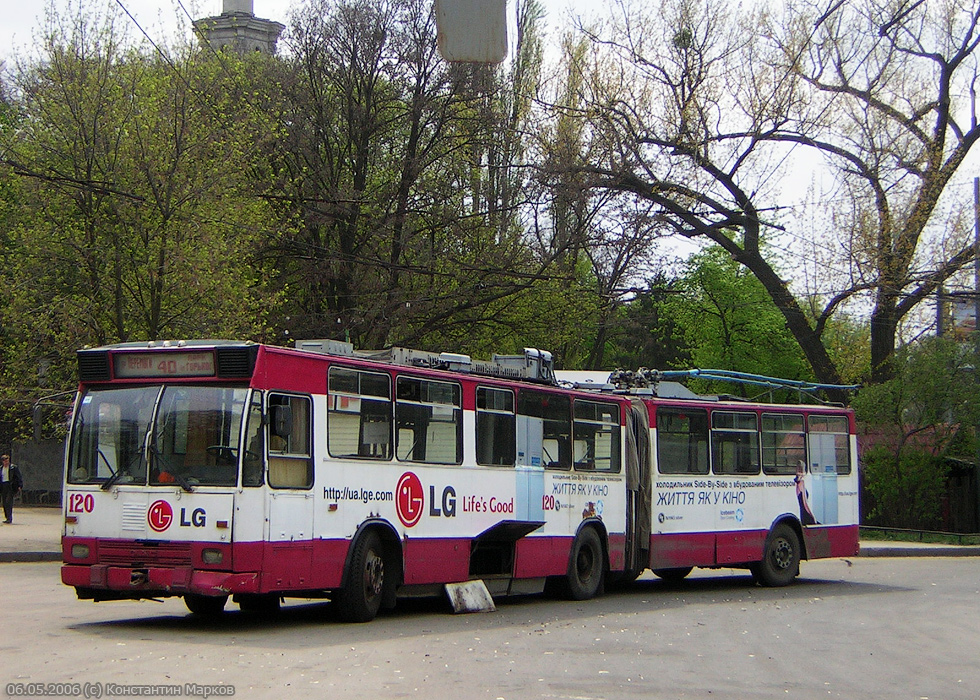 DAC-217E #120 40-го маршрута на конечной станции "Парк им. Горького"
