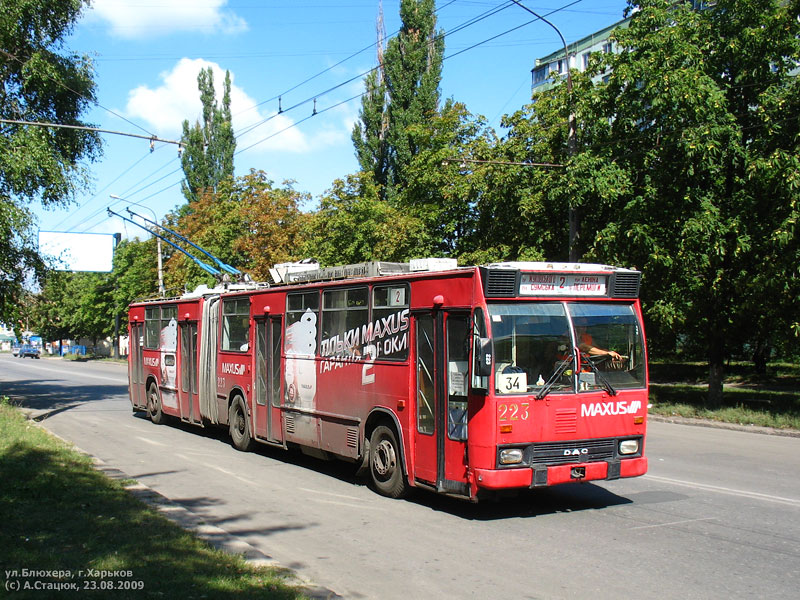 DAC-217E #223 34-го маршрута на улице Блюхера за перекрестком с улицей Гвардейцев-Широнинцев