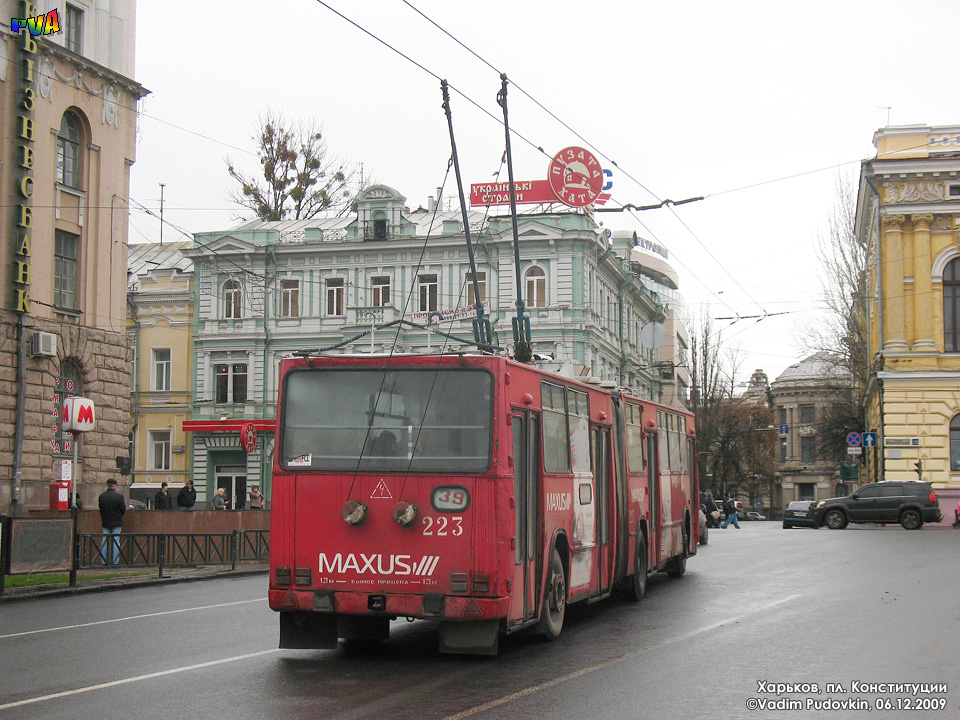 DAC-217E #223 39-го маршрута выезжает с площади Конституции на улицу Сумскую