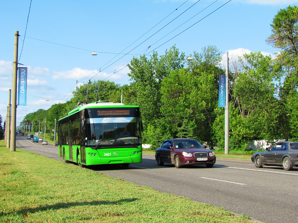 ЛАЗ-Е183А1 #3407 2-го маршрута на Белгородском шоссе перед перекрёстком с улицей Деревянко
