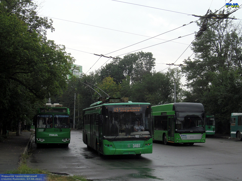 ЗИУ-682Г-016-02 #3337 7-го маршрута, ЛАЗ-Е183А1 #3407 45-го маршрута и PTS-12 #2720 54-го маршрута на конечной "Улица 12-го Апреля"