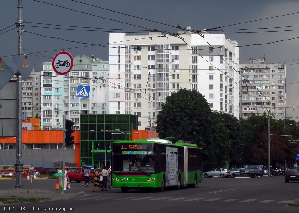 ЛАЗ-Е301D1 #2201 1-го маршрута на проспекте Петра Григоренко возле перекрестка с проспектом Героев Сталинграда