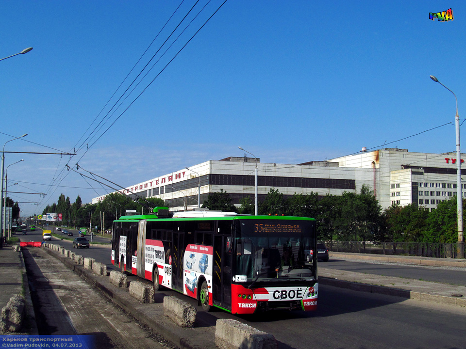 ЛАЗ-Е301D1 #2211 35-го маршрута на проспекте 50-летия СССР следует по Коммунальному путепроводу