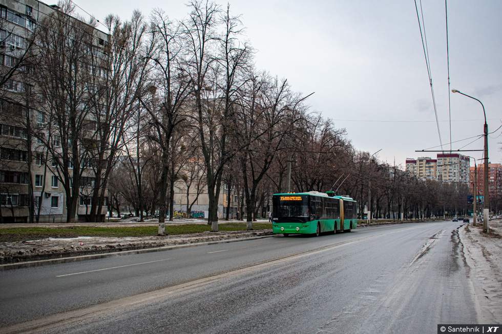 ЛАЗ-Е301D1 #2211 35-го маршрута на улице Гвардейцев-Широнинцев возле дома №21
