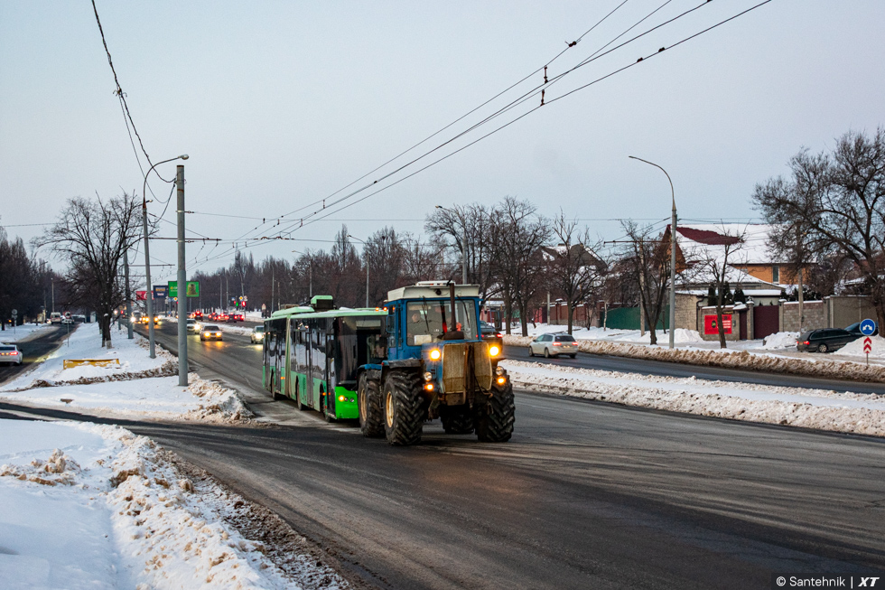 ЛАЗ-Е301D1 #3206 на буксире у трактора Т‑150К на проспекте Льва Ландау возле Автострадной набережной
