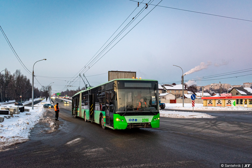 ЛАЗ-Е301D1 #3206 на проспекте Льва Ландау поднимается на Коммунальный путепровод