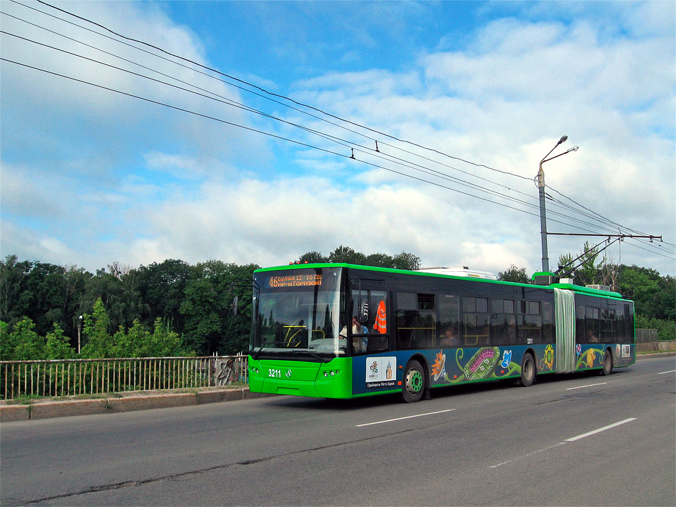 ЛАЗ-Е301D1 #3211 46-го маршрута на Московском проспекте следует по Плиточному путепроводу