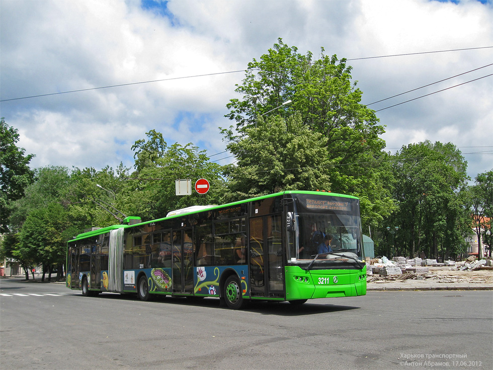 ЛАЗ-Е301D1 #3211 главного маршрута Евро-2012 выезжает с площади Руднева на проспект Гагарина