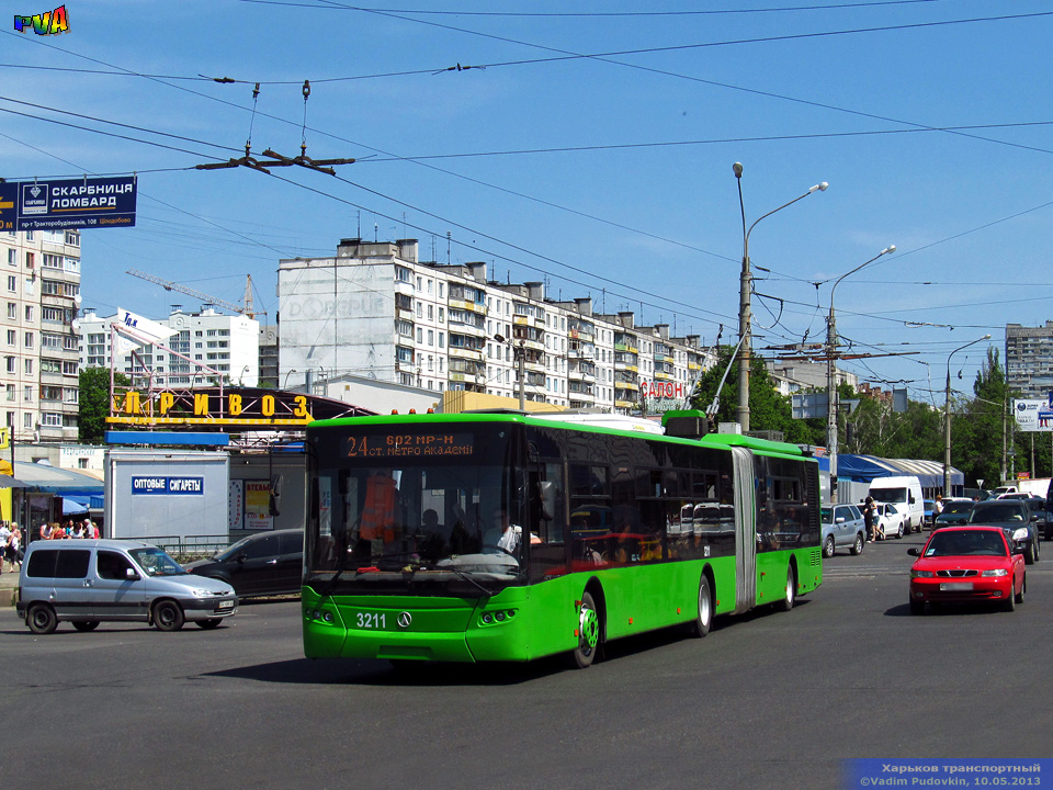 ЛАЗ-Е301D1 #3211 24-го маршрута на проспекте 50-летия ВЛКСМ пересекает проспект Тракторостроителей