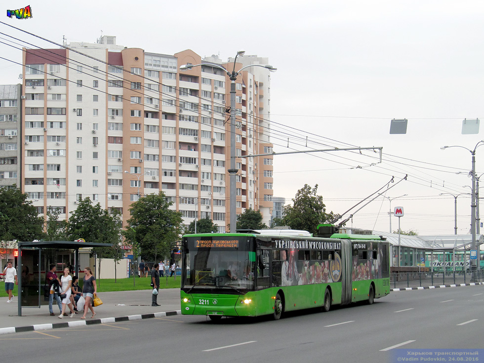 ЛАЗ-Е301D1 #3211 2-го маршрута на проспекте Людвига Свободы перед отправлением от остановки "Ст.метро "Победа"