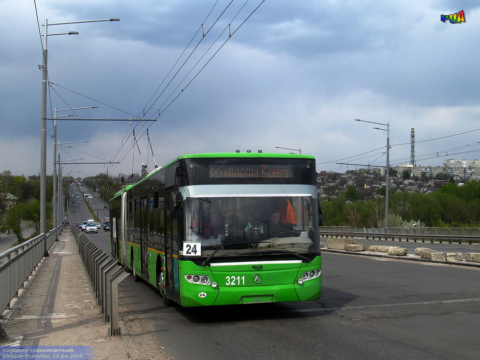 ЛАЗ-Е301D1 #3211 24-го маршрута на проспекте Льва Ландау следует по Коммунальному путепроводу