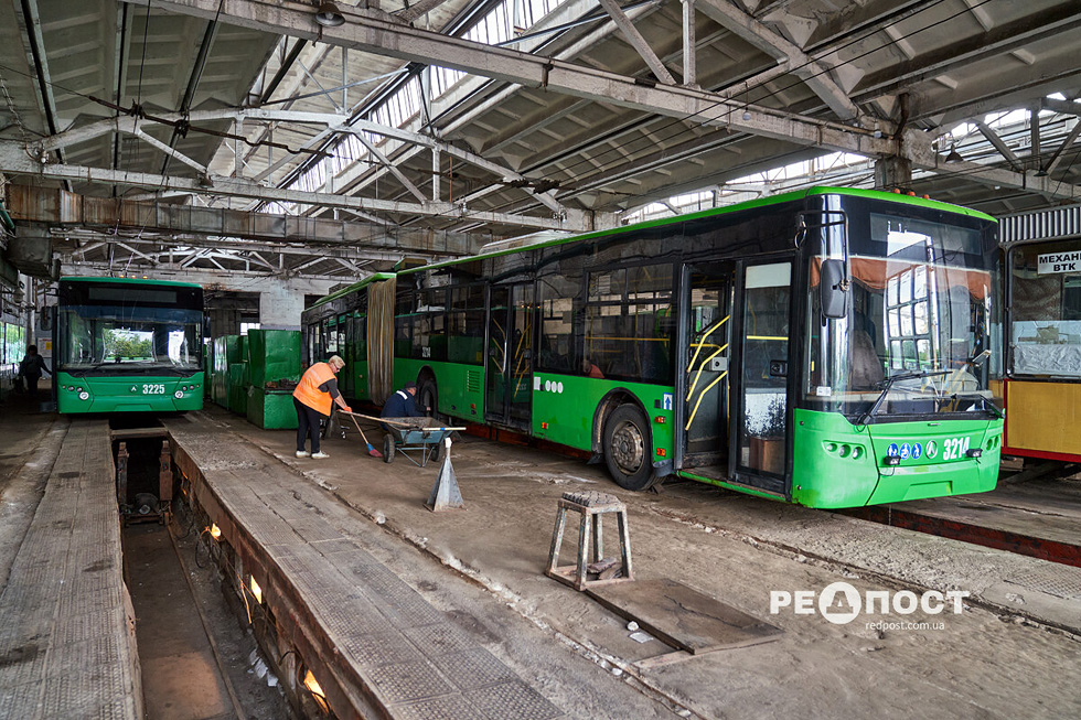 ЛАЗ-Е301D1 #3214 и #3225 проходят осмотр в цеху Троллейбусного депо №3