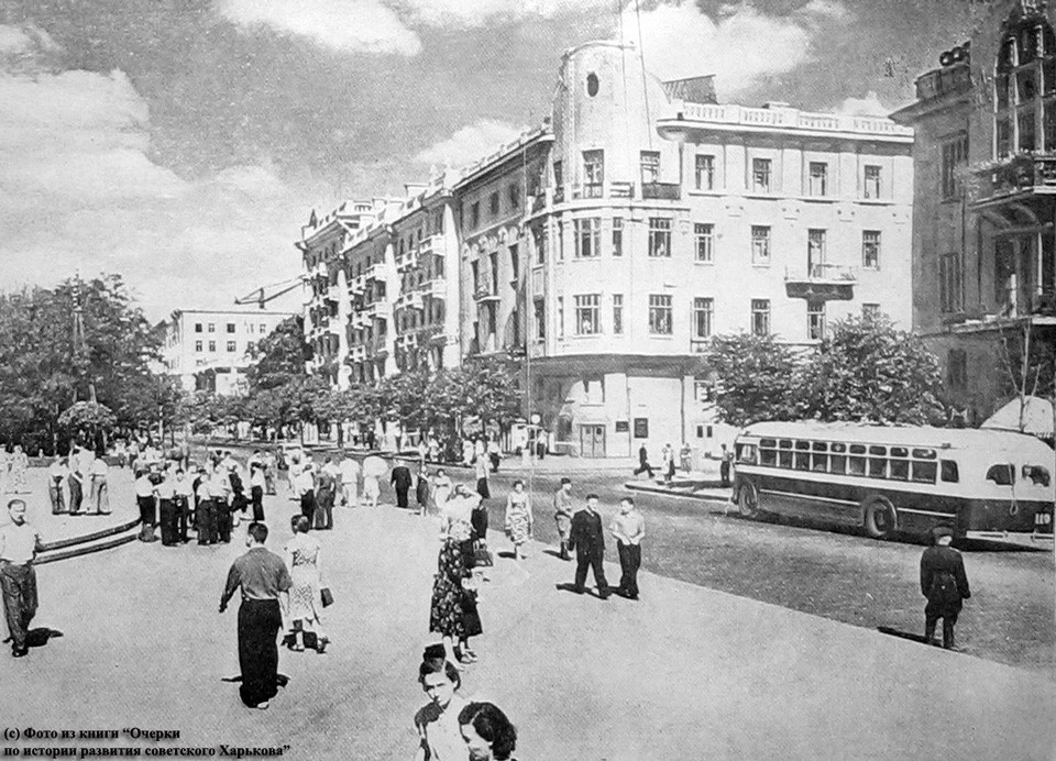 МТБ-82Д #110 на улице Сумской возле памятника Т.Г. Шевченко