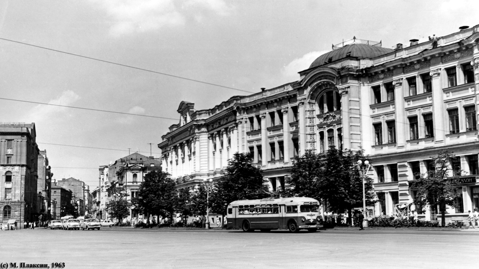 МТБ-82Д #207 на площади Тевелева (ныне - Конституции)