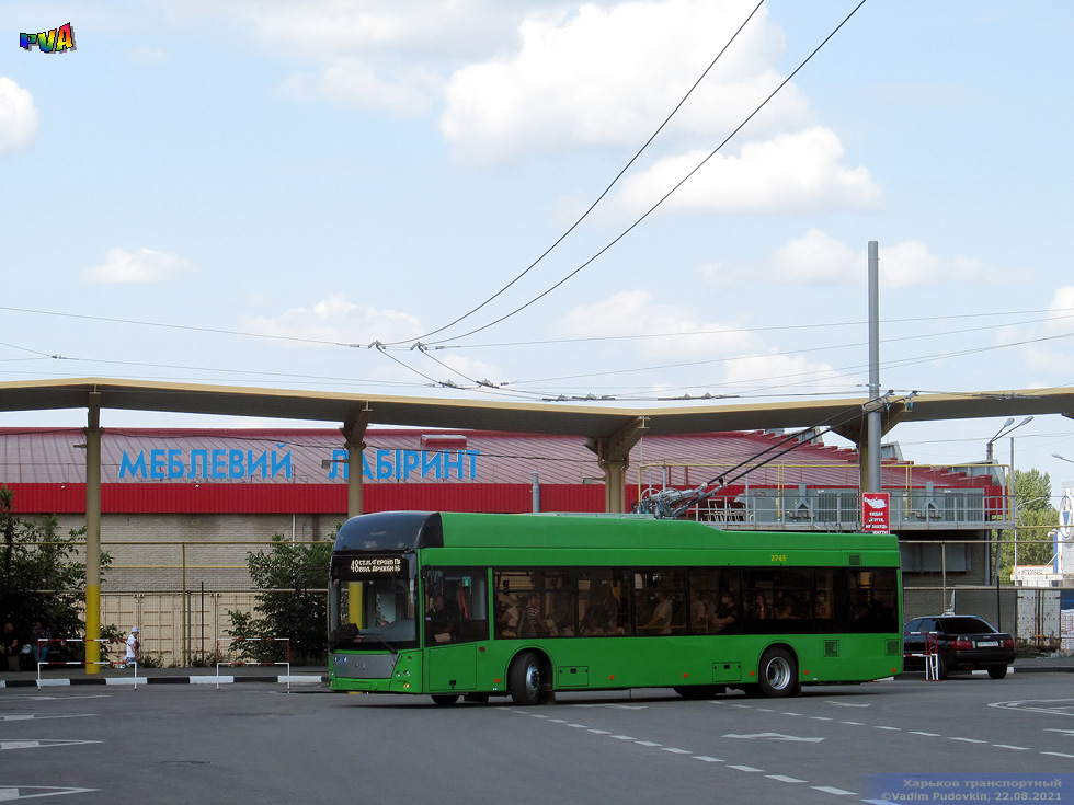 PTS-12 #2745 48-го маршрута разворачивается на терминале возле станции метро "Героев труда"