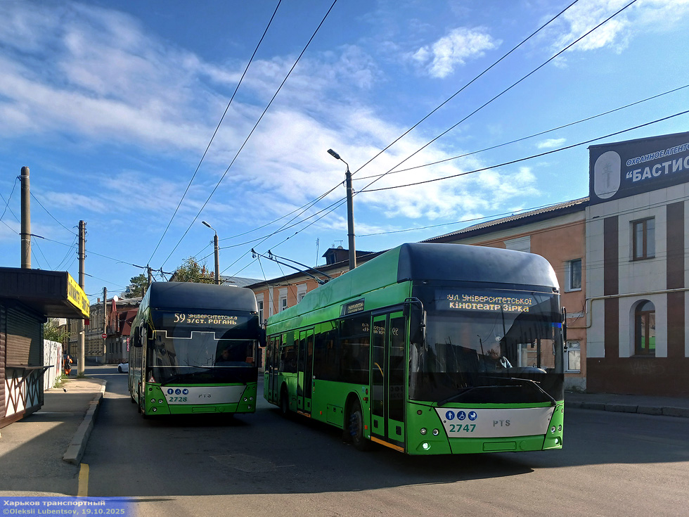 PTS-12 #2747 10-го маршрута и PTS-12 #2728 59-го маршрута на улице Кузнечной возле конечной "Улица Университетская"