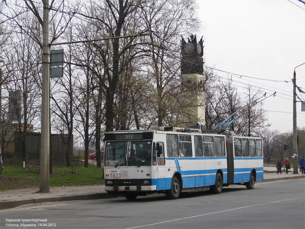 ROCAR-E217 #3023 46-го маршрута на Московском проспекте отправляется от остановки "Микрорайон "Солнечный"