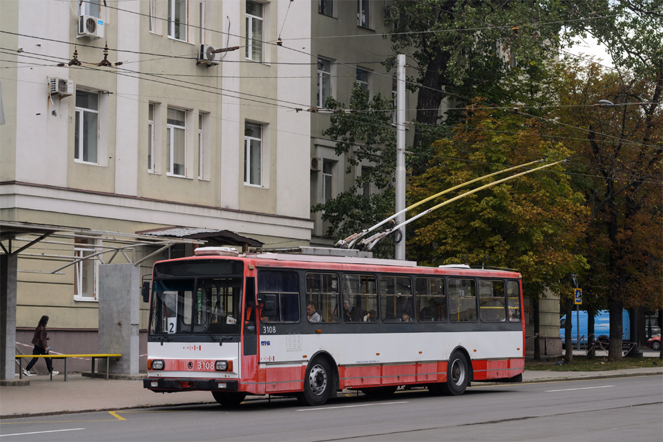Škoda 14Tr10/6 #3108 2-го маршруту на проспекті Незалежності на зупинці "Вулиця Трінклера"