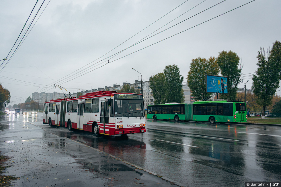 Škoda-15Tr13/6M #3004 и ЛАЗ-Е301D1 #3216 24-го маршрута на Юбилейном проспекте в районе поликлиники №6