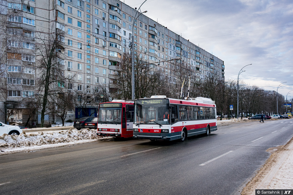 Škoda-21Tr #3010 2-го маршрута и Škoda-14Tr17/6M #3109 на проспекте Победы в районе трамвайного круга