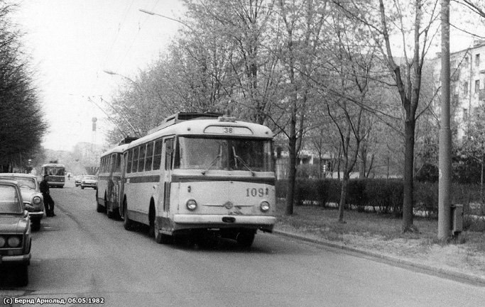 Поезд из троллейбусов Skoda-9Tr16 #109-110, маршрут №38, на проспекте Ленина в районе пересечения с улицей Новгородской