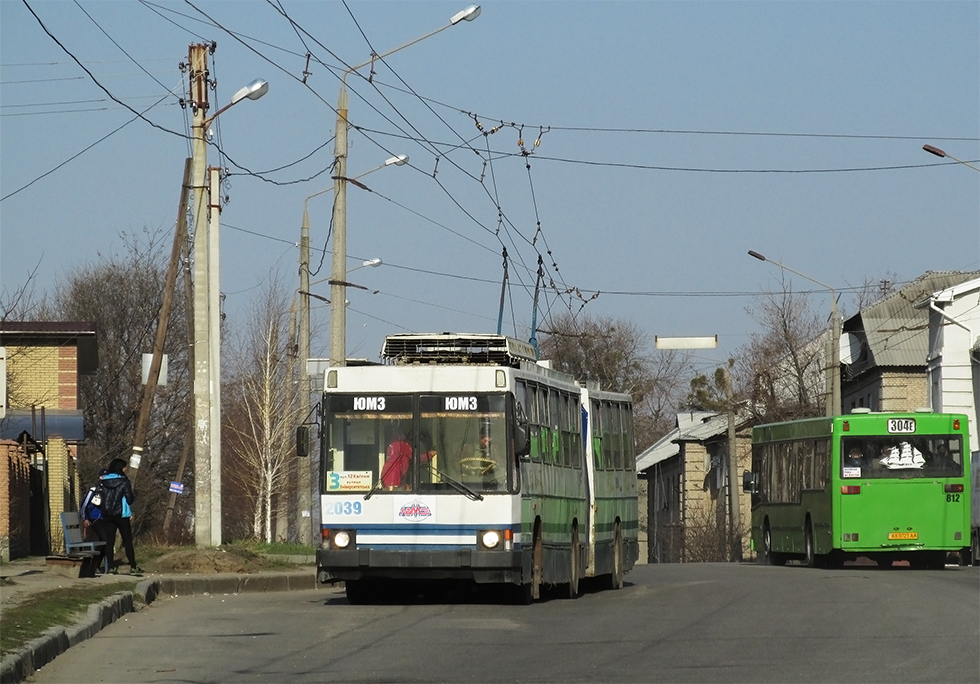 ЮМЗ-Т1 #2039 3-го маршрута и MAN NL202 гос.# AX0723AA 304-го маршрута на Александровском проспекте