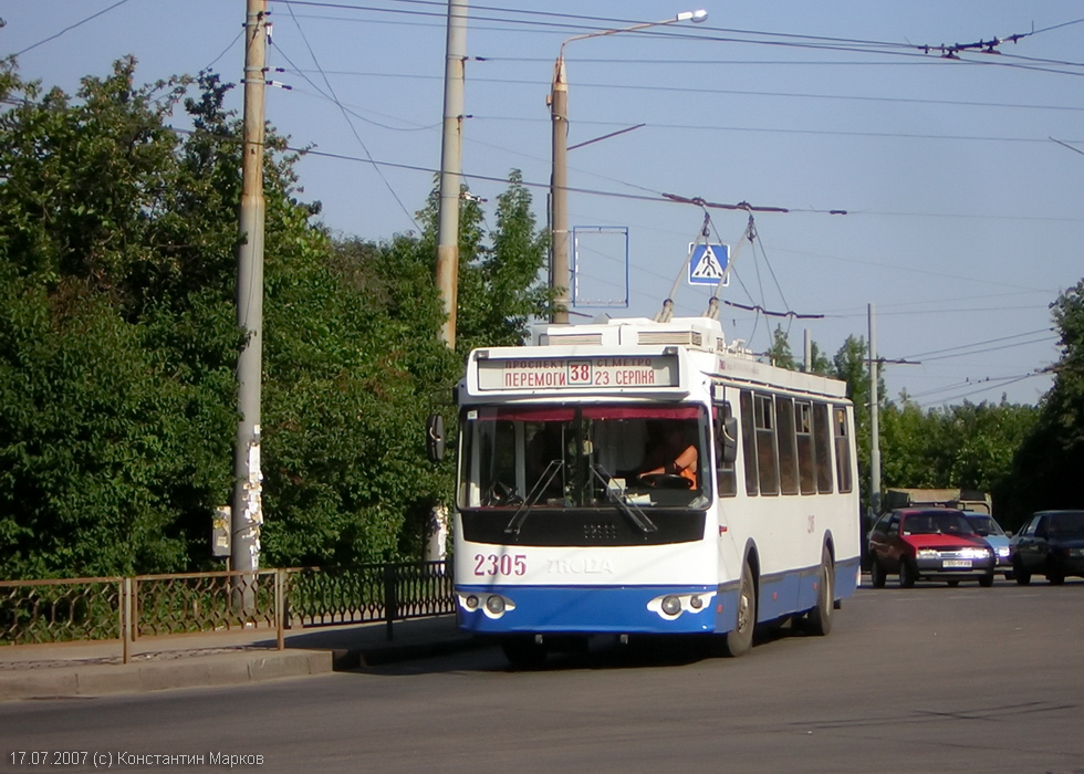 ЗИУ-682Г-016-02 #2305 38-го маршрута на перекрестке улицы Ахсарова и проспекта Ленина