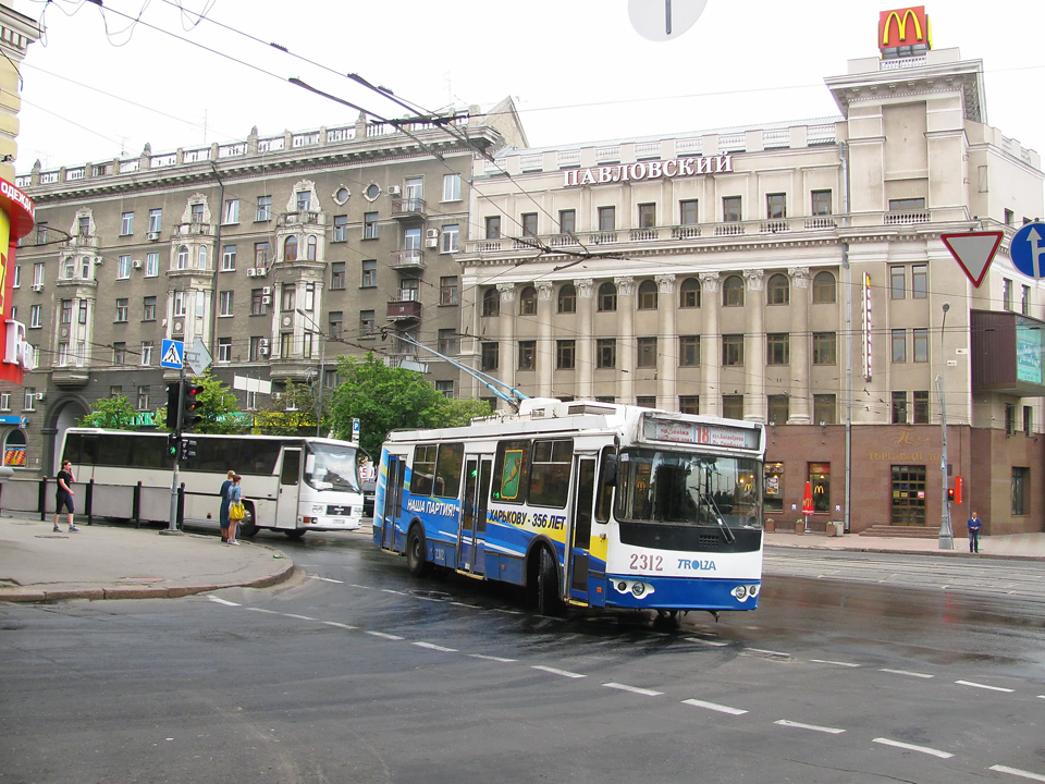 ЗИУ-682Г-016-02 #2312 18-го маршрута поворачивает с площади Розы Люксембург на Университетскую улицу