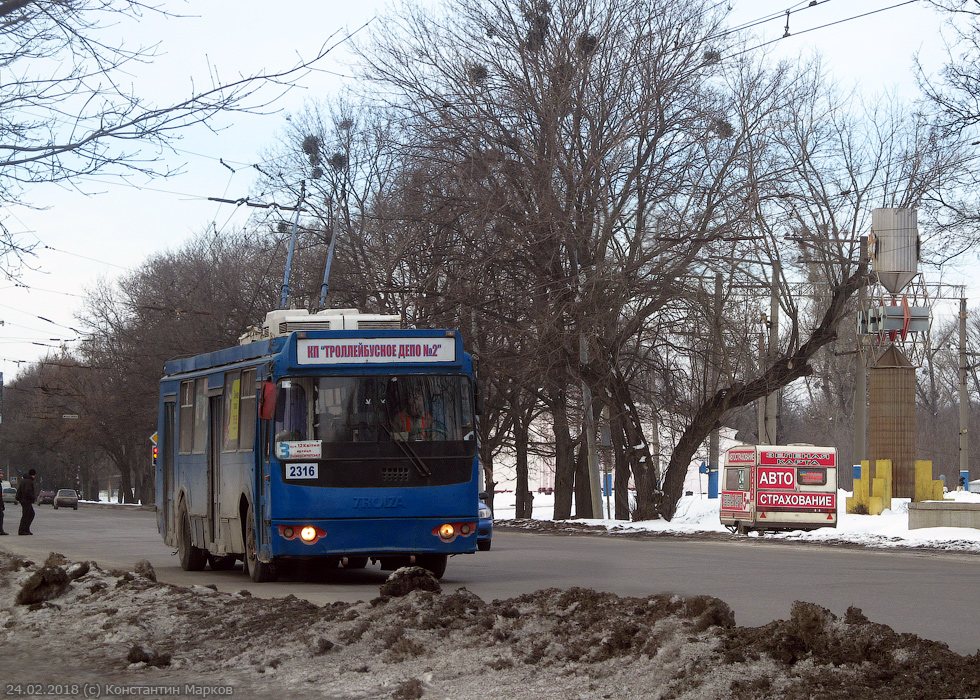 ЗИУ-682Г-016-02 #2316 3-го маршрута на Московском проспекте возле перекрестка с Индустриальным проспектом