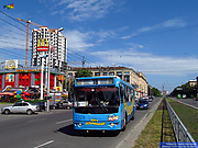ЗИУ-682Г-016-02 #2320 18-го маршрута на проспекте Ленина перестраивается в левый ряд для разворота на конечной станции "Ст.метро "Научная"