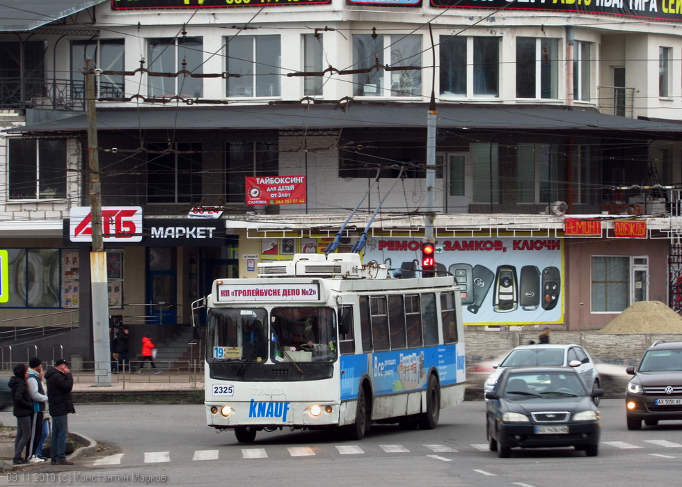 ЗИУ-682Г-016-02 #2325 19-го маршрута на перекрестке проспектов Юбилейного и Льва Ландау