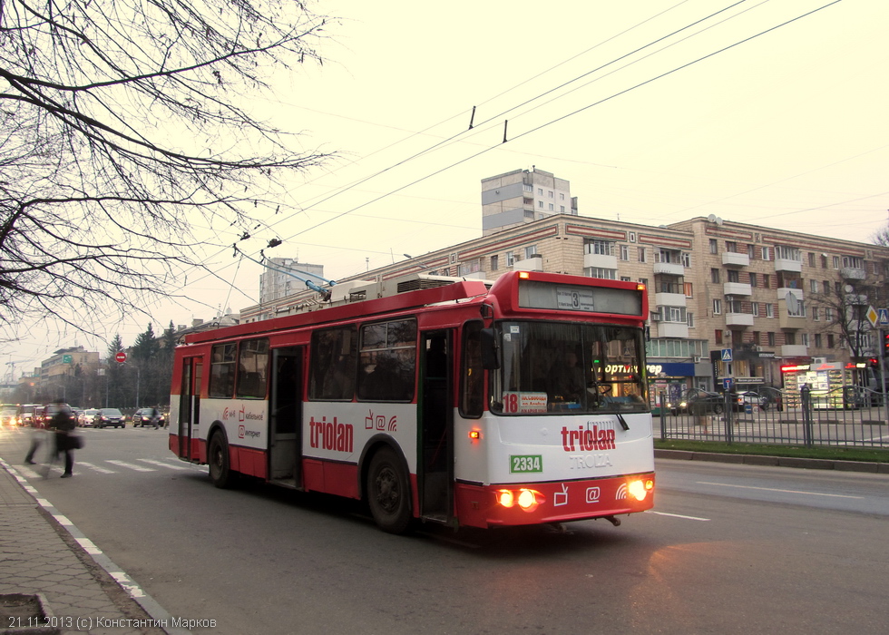 ЗИУ-682Г-016-02 #2334 18-го маршрута на проспекте Ленина возле перекрестка с улицами Космической и Ляпунова