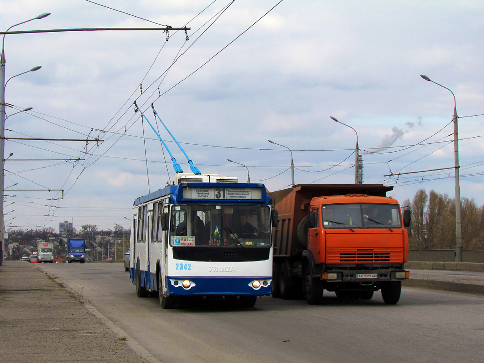 ЗИУ-682Г-016-02 #2342 19-го маршрута на проспекте 50-летия СССР следует по Коммунальному путепроводу