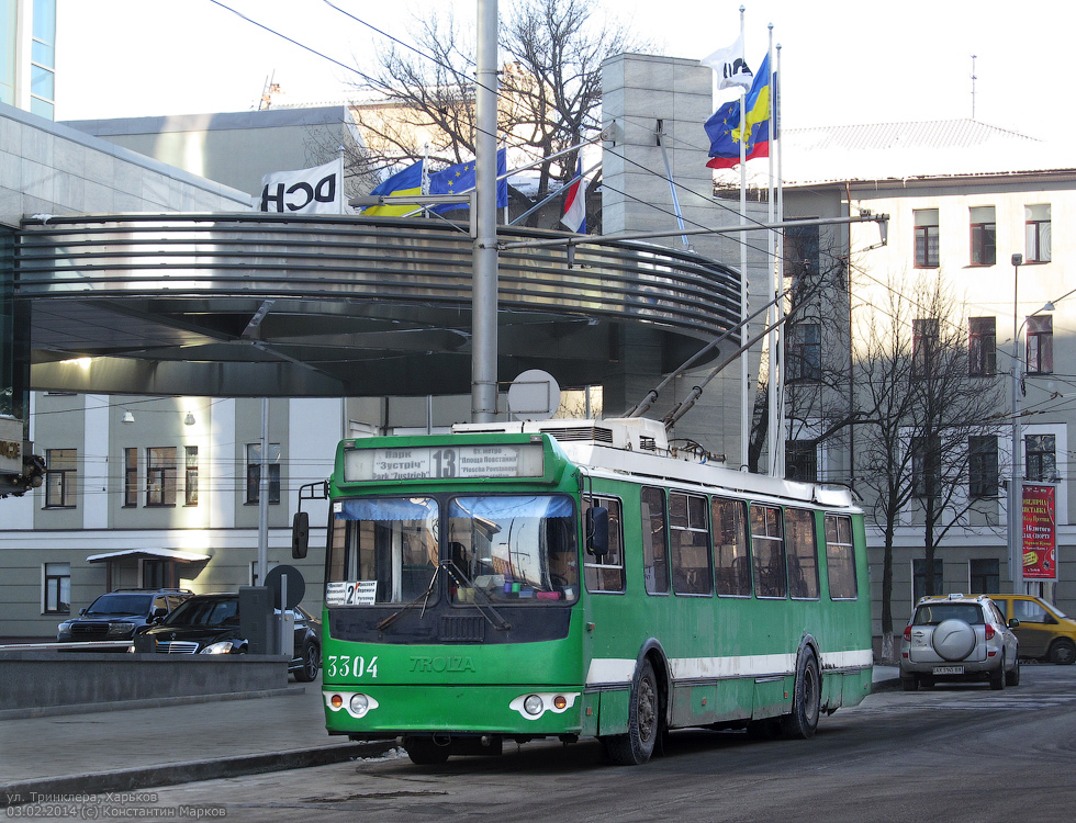 ЗИУ-682Г-016-02 #3304 2-го маршрута на улице Тринклера