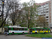 ЗИУ-682Г-016-02 #3320 13-го маршрута и #3334 46-го маршрута на конечной "Станция метро "Защитников Украины"