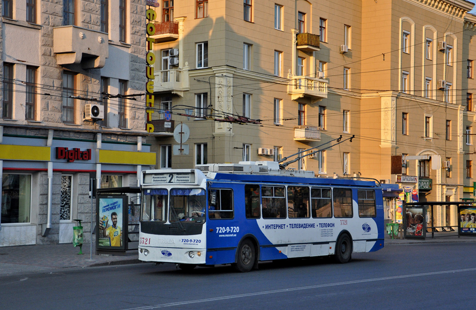 ЗИУ-682Г-016-02 #3321 2-го маршрута в Спартаковском переулке выполныет нулевой рейс из депо