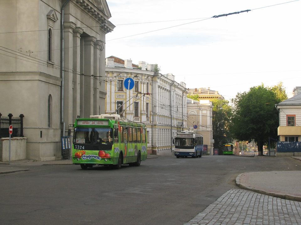 ЗИУ-682Г-016-02 #3324 и #3305 2-го маршрута на Университетской улице возле Соборного спуска