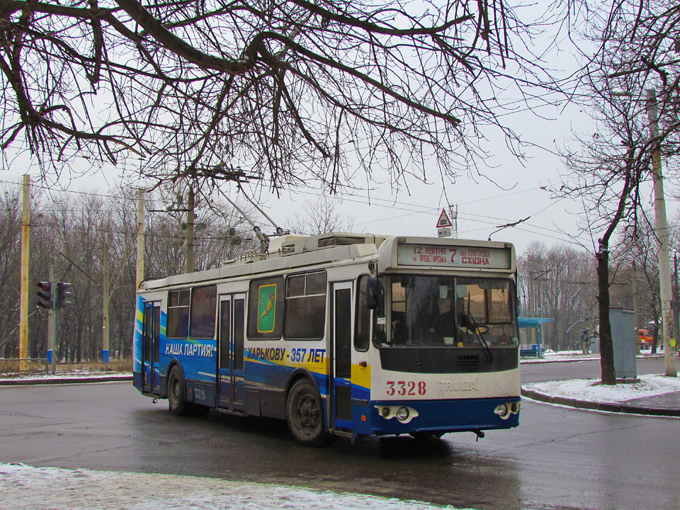 ЗИУ-682Г-016-02 #3328 7-го маршрута поворачивает с Московского проспекта на улицу 12-го Апреля