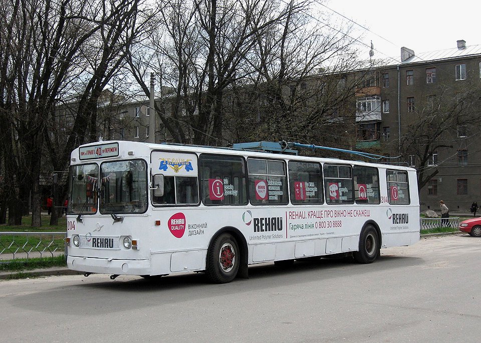 ЗИУ-682 #204 40-го маршрута на дневном отстое на конечной "Станция метро "Научная"