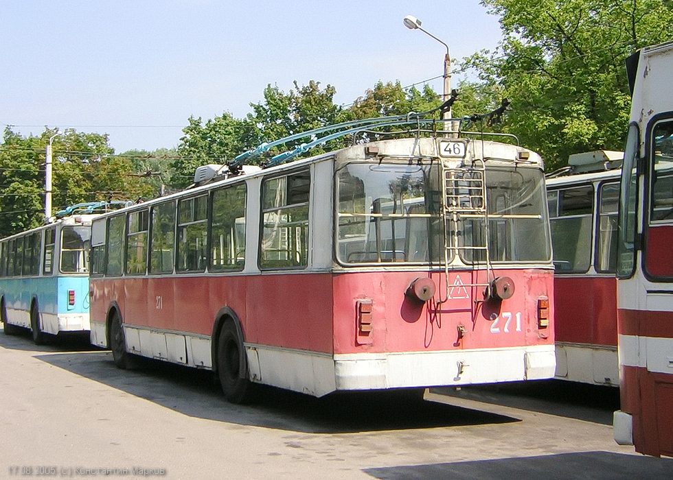 ЗИУ-682 #271 46-го маршрута на конечной станции "Улица 12-го Апреля"
